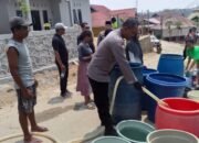 Peduli Warga Terdampak Kekeringan, Polsek Kendari Salurkan Bantuan Air Bersih