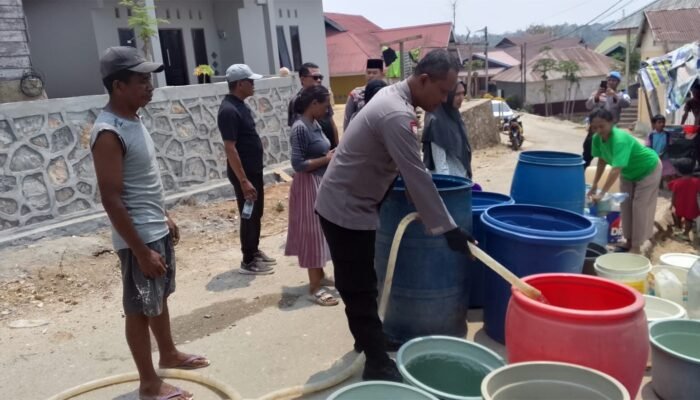 Peduli Warga Terdampak Kekeringan, Polsek Kendari Salurkan Bantuan Air Bersih